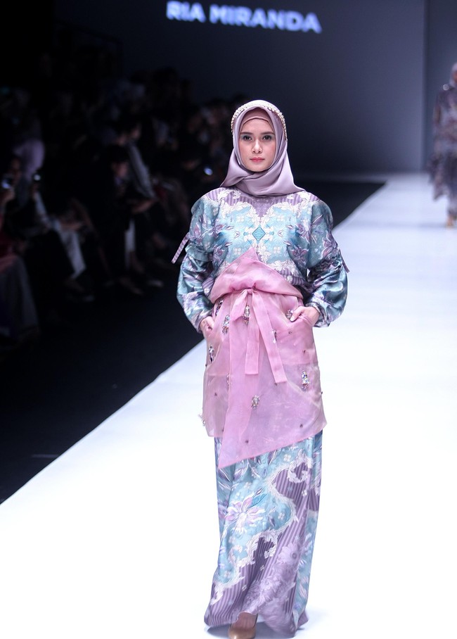 Fashion show koleksi busana terbaru Ria Miranda yang mengangkat tema Senjakala di Jakarta Fashion Week 2018, Senayan City, Jakarta, Minggu (22/10/2017). Foto: Mohammad Abduh/Wolipop