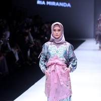 Fashion show koleksi busana terbaru Ria Miranda yang mengangkat tema Senjakala di Jakarta Fashion Week 2018, Senayan City, Jakarta, Minggu (22/10/2017). Foto: Mohammad Abduh/Wolipop