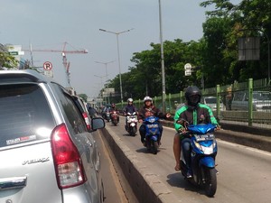 Terjadi Lagi, Motor Lawan Arah di Busway Pasar Rumput