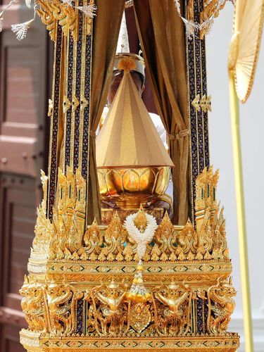 Abu Raja Bhumibol dibawa ke Istana Bangkok