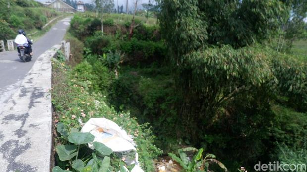 Suasana jembatan di atas sungai yang penuh sampah di Temanggung.