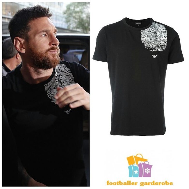 Sekilas kaus hitam yang dipakai Lionel Messi ini tampak seperti kaus biasa. Namun jika jeli melihat, ada logo kecil Emporio Armani di kaus tersebut. Kaus Emporio Armani dengan gambar cap jari ini dijual seharga US$ 109 atau sekitar Rp 1,5 juta. Foto: Dok. Instagram Footballergarderobe
