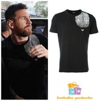 Sekilas kaus hitam yang dipakai Lionel Messi ini tampak seperti kaus biasa. Namun jika jeli melihat, ada logo kecil Emporio Armani di kaus tersebut. Kaus Emporio Armani dengan gambar cap jari ini dijual seharga US$ 109 atau sekitar Rp 1,5 juta. Foto: Dok. Instagram Footballergarderobe