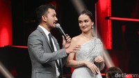 Keduanya tampak serasi dengan setelan jas dan dress bernuansa abu-abu.