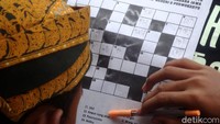 Para siswa mengisi jawaban TTS dengan aksara Jawa.
