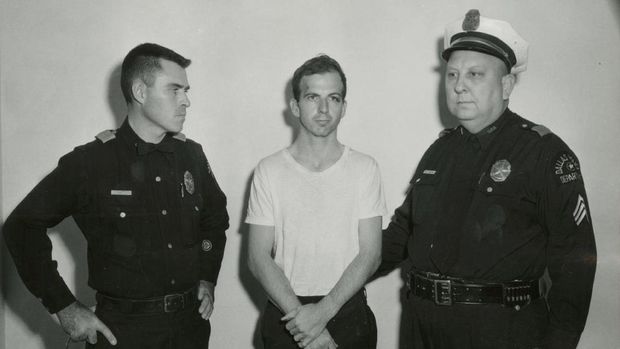 Lee Harvey Oswald saat ditahan Kepolisian Dallas