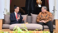 SBY dan Jokowi duduk bersebelahan. Tak lama kemudian, teh dan lemper disajikan.
