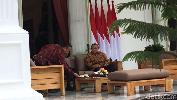 Teh dan lemper disajikan / 