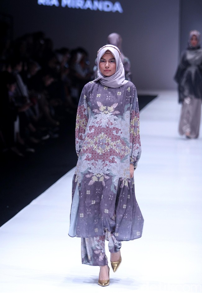 Fashion show koleksi busana terbaru Ria Miranda yang mengangkat tema Senjakala di Jakarta Fashion Week 2018, Senayan City, Jakarta, Minggu (22/10/2017). Foto: Mohammad Abduh/Wolipop