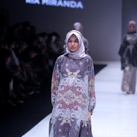 Fashion show koleksi busana terbaru Ria Miranda yang mengangkat tema Senjakala di Jakarta Fashion Week 2018, Senayan City, Jakarta, Minggu (22/10/2017). Foto: Mohammad Abduh/Wolipop