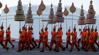 Menjelang tengah Kamis tengah malam (26/10), tampak asap membumbung dari lokasi perabuan yang khusus dibangun untuk acara ini. 