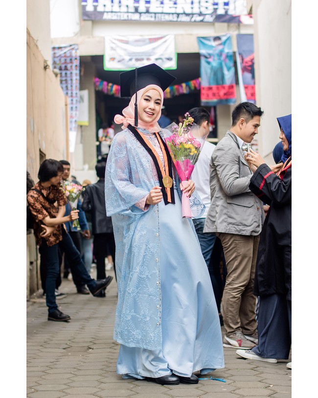Anisa eks Cherrybelle ini menambahkan outerwear bahan lace yang transparan dengan warna seirama seperti maxi dress-nya. Long outerwear tersebut semakin membantu menutupi lekuk tubuhnya. Selain itu, luaran panjang juga mempercantik gaya wanita 27 tahun ini. Foto: Dok. Instagram @anisarahma_12