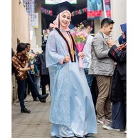Anisa eks Cherrybelle ini menambahkan outerwear bahan lace yang transparan dengan warna seirama seperti maxi dress-nya. Long outerwear tersebut semakin membantu menutupi lekuk tubuhnya. Selain itu, luaran panjang juga mempercantik gaya wanita 27 tahun ini. Foto: Dok. Instagram @anisarahma_12