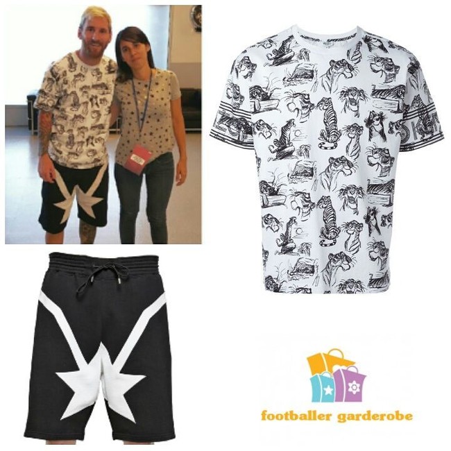 Messi memakai kaus putih motif harimau yang merupakan keluaran dari brand Kenzo. Kaus hitam putih itu harganya US$ 132 atau sekitar Rp 2 juta. Dia memadukannya dengan celana pendek dari rumah mode Givenchy seharga US$ 694 atau sekitar Rp 9,9 juta. Foto: Dok. Instagram Footballergarderobe
