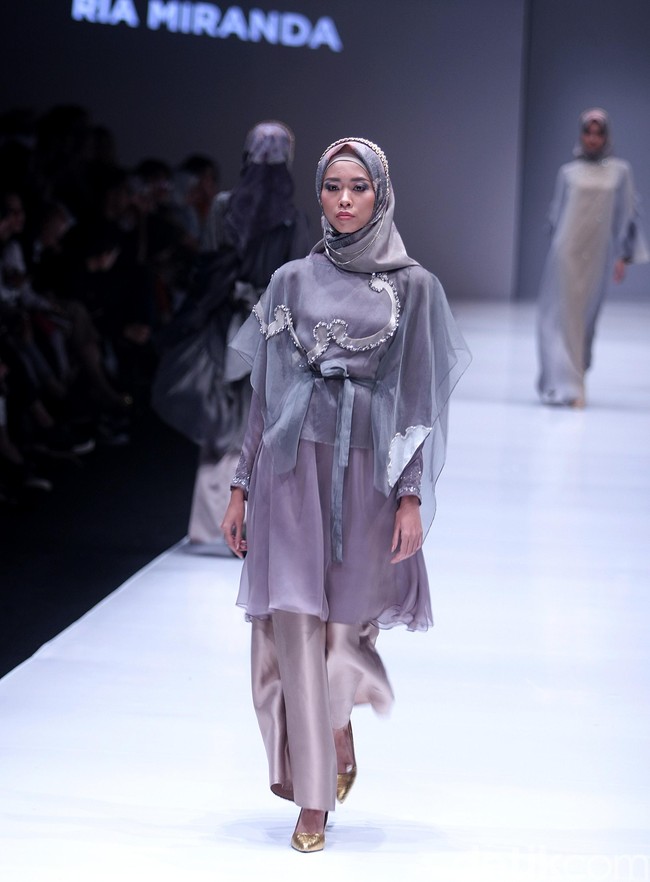 Fashion show koleksi busana terbaru Ria Miranda yang mengangkat tema Senjakala di Jakarta Fashion Week 2018, Senayan City, Jakarta, Minggu (22/10/2017). Foto: Mohammad Abduh/Wolipop