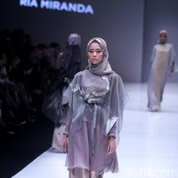 Fashion show koleksi busana terbaru Ria Miranda yang mengangkat tema Senjakala di Jakarta Fashion Week 2018, Senayan City, Jakarta, Minggu (22/10/2017). Foto: Mohammad Abduh/Wolipop