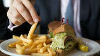5 Hal Ini Terjadi pada Tubuh Saat Anda Terlalu Banyak Makan Gorengan