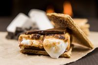 Smores yang dibuat dengan campuran marshmallow.