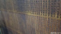 Di bawahnya ada terjemahan dalam aksara China (Elvan/detikTravel)