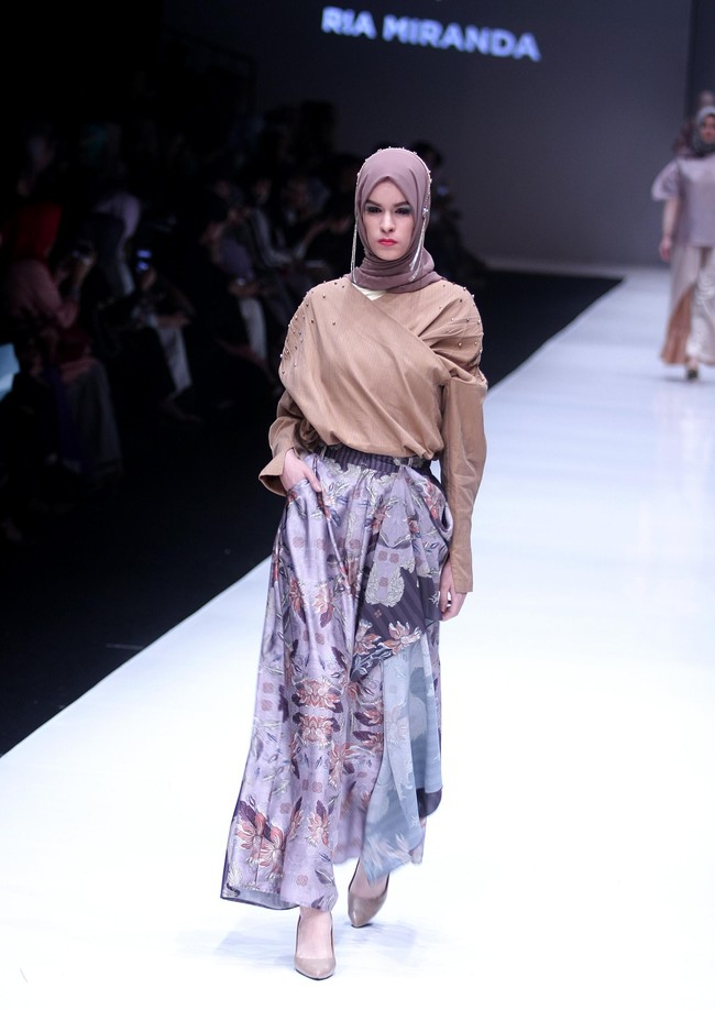 Fashion show koleksi busana terbaru Ria Miranda yang mengangkat tema Senjakala di Jakarta Fashion Week 2018, Senayan City, Jakarta, Minggu (22/10/2017). Foto: Mohammad Abduh/Wolipop
