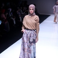 Fashion show koleksi busana terbaru Ria Miranda yang mengangkat tema Senjakala di Jakarta Fashion Week 2018, Senayan City, Jakarta, Minggu (22/10/2017). Foto: Mohammad Abduh/Wolipop