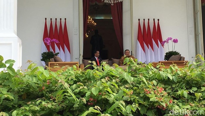 Jokowi Sajikan Teh dan Lemper untuk SBY