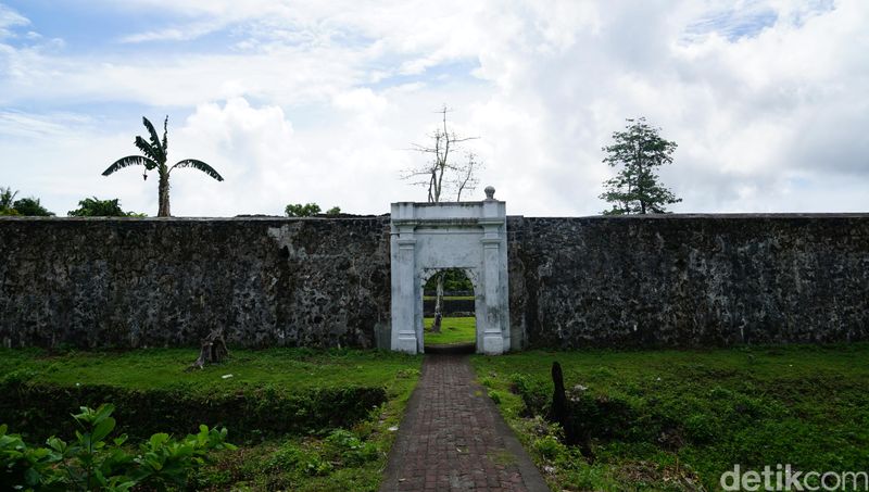  Foto Benteng  Cantik dan Tragedi Pembantaian di Banda Neira