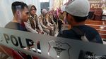 Duka Keluarga Korban Ledakan Pabrik Kembang Api di RS Polri