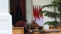 Teh dan lemper disediakan untuk keduanya. Jokowi yang tampak mengenakan setelan jas warna hitam dan dasi warna merah itu mempersilakan SBY untuk mencicipi hidangan yang disediakan.