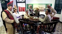 Beberapa karyawan PT Telkom Indonesia Divisi Enterprise mengenakan kostum pejuang dan daerah dalam rangka menyambut Hari Sumpah Pemuda yang akan diperingati pada Sabtu (28/10/2017) besok.