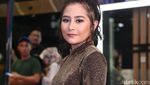 Sexy Back! Prilly Latuconsina Pamer Punggung