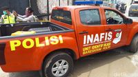 Tim Inafis dan Puslabfor Polri membawa barang bukti dari lokasi