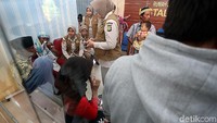 Di Posko Antemortem ini petugas akan mengambil sampel DNA dari anggota keluarga yang datang.