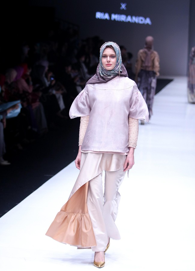 Fashion show koleksi busana terbaru Ria Miranda yang mengangkat tema Senjakala di Jakarta Fashion Week 2018, Senayan City, Jakarta, Minggu (22/10/2017). Foto: Mohammad Abduh/Wolipop