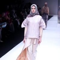 Fashion show koleksi busana terbaru Ria Miranda yang mengangkat tema Senjakala di Jakarta Fashion Week 2018, Senayan City, Jakarta, Minggu (22/10/2017). Foto: Mohammad Abduh/Wolipop