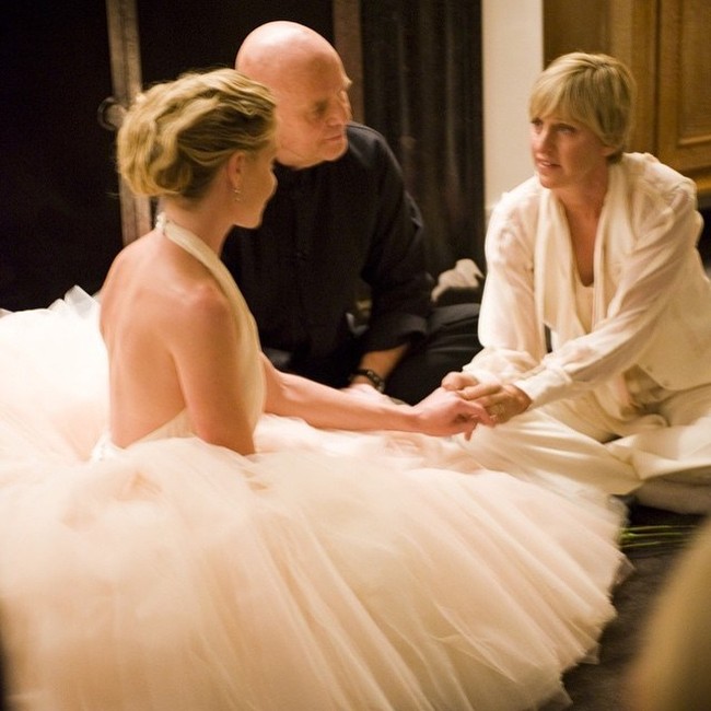 Seperti beberapa seleb selumnya, aktris Portia de Rossi juga memilih gaun nonputih. Gaun Zac Posen yang dikenakannya berwarna offwhite dengan sentuhan pink pucat. Foto: Instagram