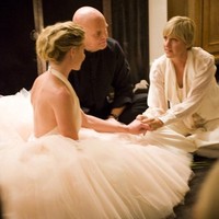 Seperti beberapa seleb selumnya, aktris Portia de Rossi juga memilih gaun nonputih. Gaun Zac Posen yang dikenakannya berwarna offwhite dengan sentuhan pink pucat. Foto: Instagram