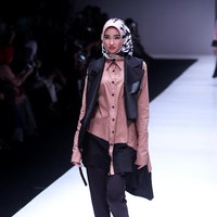 Koleksi terbaru Zaskia Sungkar dengan brand kosmetik Wardah yang mengangkat tema Hue Pops di Jakarta Fashion Week 2018. Senayan City, Jakarta, Minggu (22/10/2017). Foto: Mohamamd Abduh/Wolipop