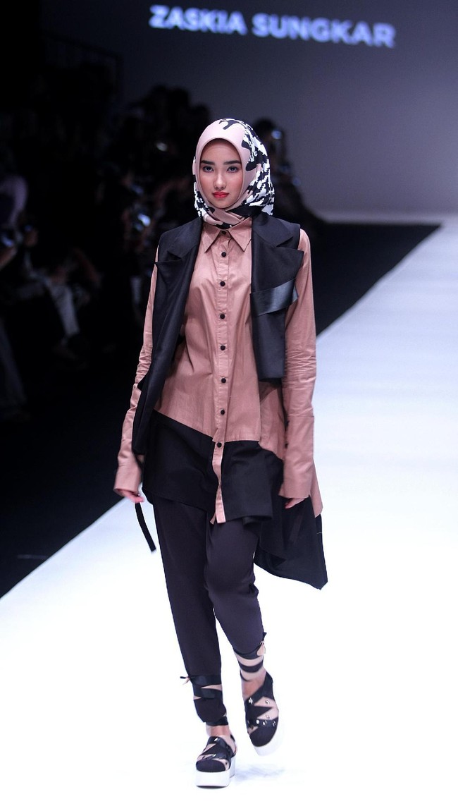 Koleksi terbaru Zaskia Sungkar dengan brand kosmetik Wardah yang mengangkat tema Hue Pops di Jakarta Fashion Week 2018. Senayan City, Jakarta, Minggu (22/10/2017). Foto: Mohamamd Abduh/Wolipop