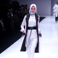 Koleksi terbaru Zaskia Sungkar dengan brand kosmetik Wardah yang mengangkat tema Hue Pops di Jakarta Fashion Week 2018. Senayan City, Jakarta, Minggu (22/10/2017). Foto: Mohamamd Abduh/Wolipop
