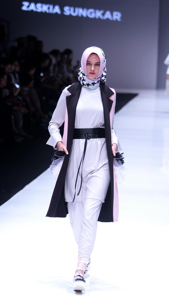 Koleksi terbaru Zaskia Sungkar dengan brand kosmetik Wardah yang mengangkat tema Hue Pops di Jakarta Fashion Week 2018. Senayan City, Jakarta, Minggu (22/10/2017). Foto: Mohamamd Abduh/Wolipop