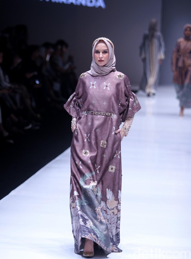 Fashion show koleksi busana terbaru Ria Miranda yang mengangkat tema Senjakala di Jakarta Fashion Week 2018, Senayan City, Jakarta, Minggu (22/10/2017). Foto: Mohammad Abduh/Wolipop
