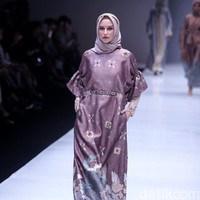 Fashion show koleksi busana terbaru Ria Miranda yang mengangkat tema Senjakala di Jakarta Fashion Week 2018, Senayan City, Jakarta, Minggu (22/10/2017). Foto: Mohammad Abduh/Wolipop