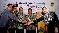 Plt. Direktur Utama PT. Mandiri Manajer Investasi Endang Astharanti (kanan), Direktur Pasar Modal Syariah Fadilah Kartikasari (dua kanan), Asisten Perekonomian dan Pembangunan Kabupaten Bogor Drs. Rustandi (tiga kanan), Kepala Departemen Pengawas Pasar Modal 1B Sugianto (tiga kiri), Direktur Penelitian Pengembangan Pengaturan dan Perizinan Perbankan Syariah Deden Firman (dua kiri) dan Direktur IKNB Syariah Muchlasin salam kompak usai membuka Keuangan Syariah Fair 2017  Cibinong, Bogor, Jumat (27/10). Pool/OJK.