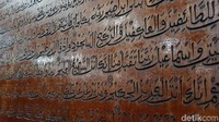 Yang sangat menarik di dinding masjid ternyata ada ukiran ayat suci Alquran yang masih asli. Sangat mudah dibaca dan tidak ada yang rusak sama sekali (Elvan/detikTravel)