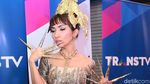 Gaya Roro Fitria dengan Kuku Emasnya, Yay or Nay?