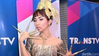 Hiasan pada kukunya menjadi sorotan pada malam itu. Pool/Ismail/detikFoto.