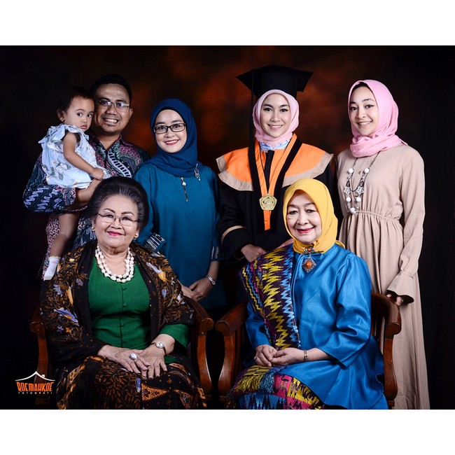 Dari foto-foto yang diunggah, ia juga memamerkan pose bersama keluarga. Tampak sang ibunda dan neneknya mengenakan kain Indonesia. Ia juga berpose bersama kedua kakaknya. Foto: Dok. Instagram @anisarahma_12