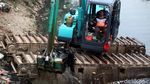 Sampah Busuk di Kali Grogol Dibersihkan