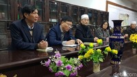 detikTravel berkesempatan bertemu dengan Imam Masjid Besar Xian, Ding Ji Ping. Imam bernama muslim Ismail ini menuturkam ajaran islam masuk ke China lewat tiga cara yakni melalui penyebaran Islam khilafah, melalui pedagang arab, dan pasukan Arab yang datang dan menetap di China di era perang dalam negeri (Elvan/detikTravel)
